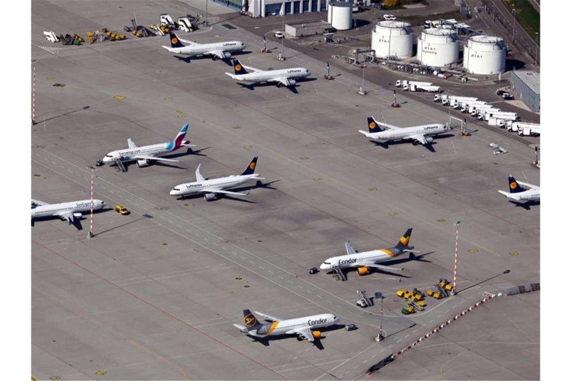 Auf dem Flughafen Stuttgart stehen zahlreiche Flugzeuge am Boden. Foto: Uli Deck/dpa/Archivbild