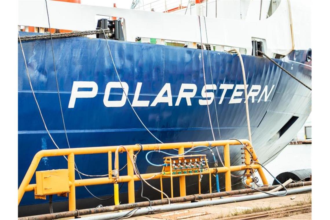 Auf dem Forschungsschiff „Polarstern“ lassen sich Wissenschaftler ein Jahr lang im Packeis der zentralen Arktis einfrieren, um neue Erkenntnisse über das Klima zu erlangen. Foto: Mohssen Assanimoghaddam
