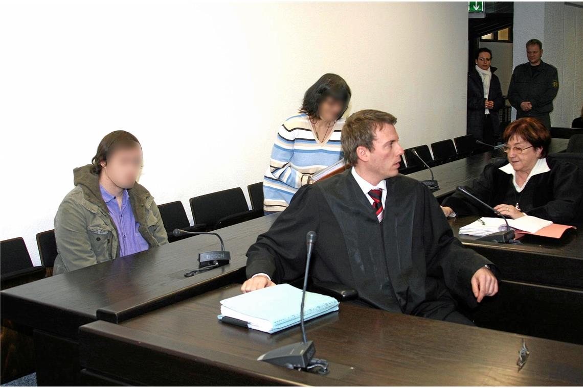 Auf dem Foto der Angeklagte (links) mit seiner Mutter (Mitte) und den jeweiligen Verteidigern im Landgericht.