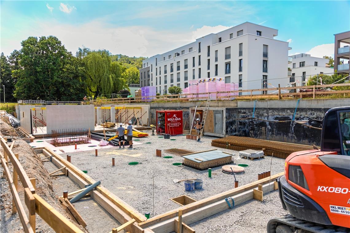 Auf dem Foto ist die Baustelle im Schelmenholz in Winnenden zu sehen, wo die Kreisbaugruppe das besonders nachhaltige Plusenergiehaus „Haus E“ baut. Foto: Kreisbaugruppe