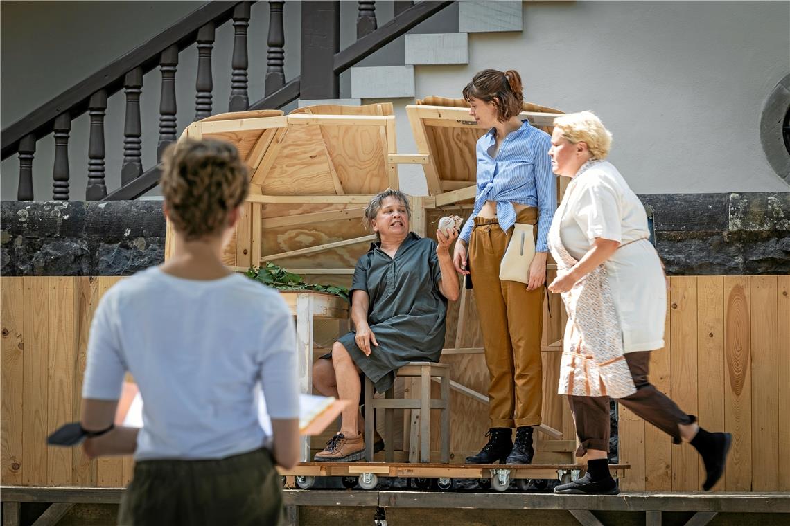 Im Theaterstück tobt der Gänsekrieg auf dem Backnanger Freithof Auf dem Freithof hinter der Stiftskirche stehen Ursula Berlinghof (von links) als Bachin, Emily Schmeller als Violetta und Leslie Roehm als Hagin bei einer Probe gemeinsam auf der Bühne. Fotos: Alexander Becher