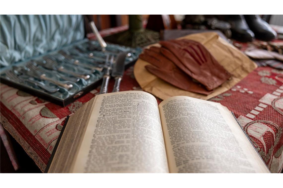 Auf dem Gabentisch liegen die Geschenke unverpackt unter dem Weihnachtsbaum.