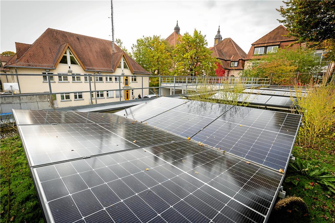 Nur drei Landesgebäude im Rems-Murr-Kreis haben ein Solardach Auf dem Garagengebäude des Polizeireviers Backnang wurde auf einer Fläche von 138 Quadratmetern eine PV-Anlage installiert. Weitere Gebäude im Kreis sollen folgen. Foto: Alexander Becher