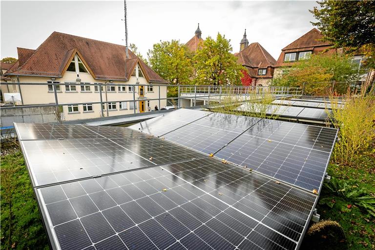 Auf dem Garagengebäude des Polizeireviers Backnang wurde auf einer Fläche von 138 Quadratmetern eine PV-Anlage installiert. Weitere Gebäude im Kreis sollen folgen. Foto: Alexander Becher