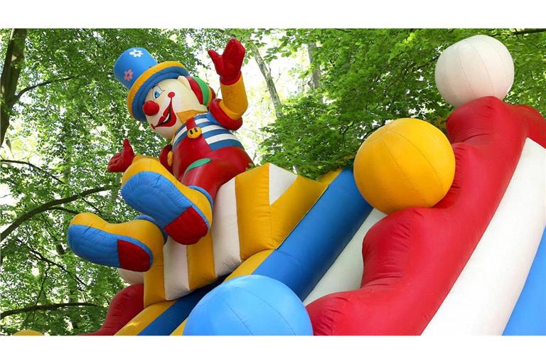 Auf dem Gastgelände eines Zirkus in Tuttlingen haben bislang Unbekannte Scheiben und mehrere Fahrzeuge beschädigt (Symbolfoto).