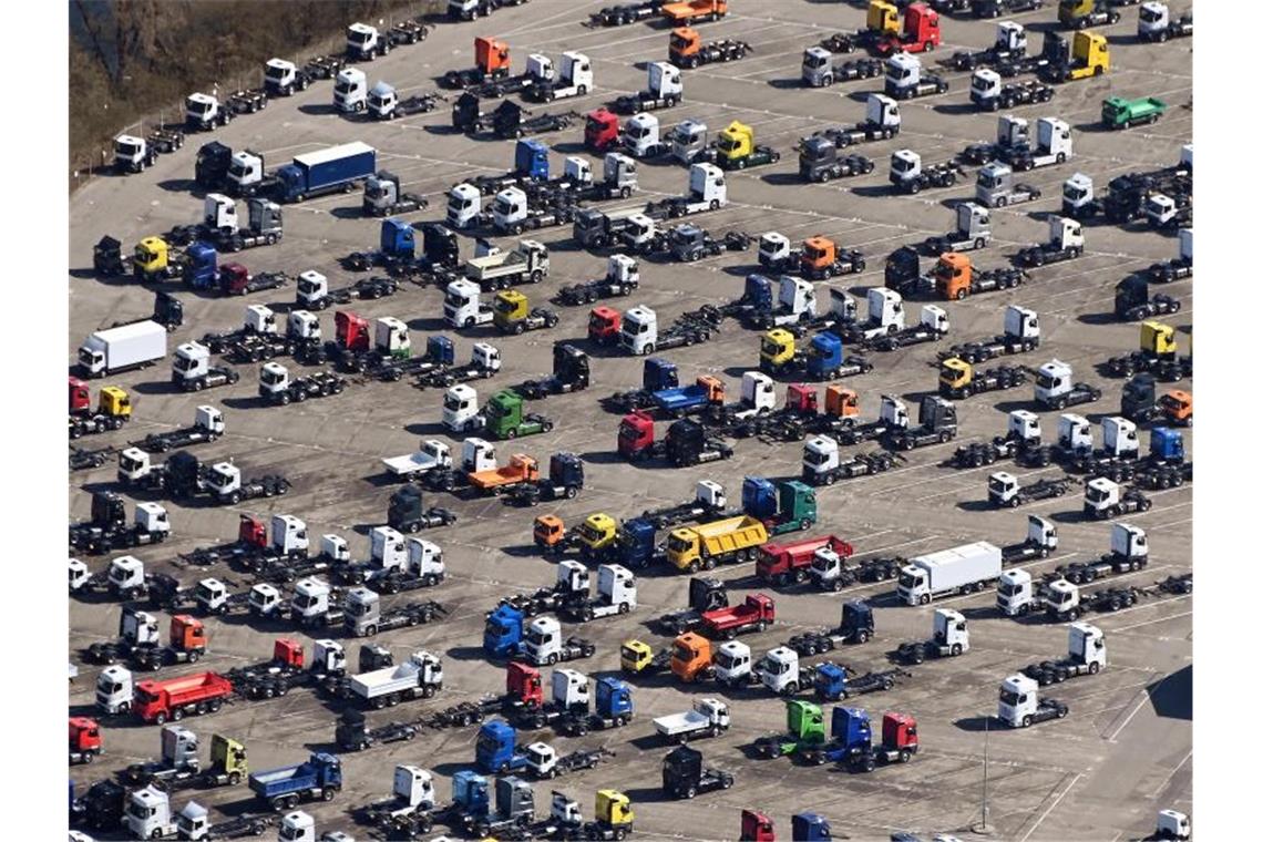 Spediteure: Wegen Kartells 160 Millionen Euro von Daimler Auf dem Gelände der Daimler AG im Lkw Mercedes-Benz Werk stehen produzierte Lastwagen (Luftbild). Foto: Uli Deck/dpa/Archivbild