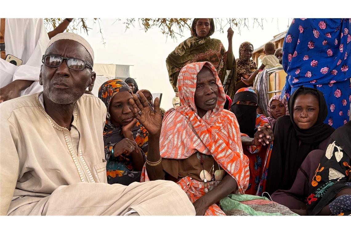 Auf dem Gelände des Roten Kreuzes warten Flüchtlinge aus Darfur in der tschadischen Grenzstadt Adré auf die Weiterfahrt in ein Flüchtlingslager.