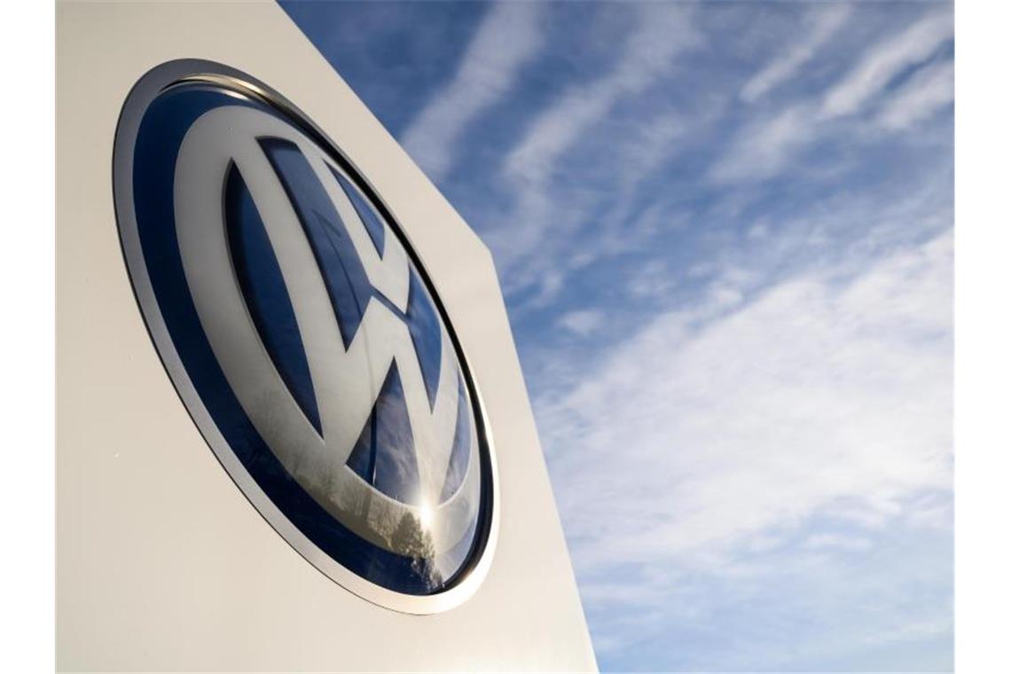 Corona drückt Gehaltsgarantien für mittleres VW-Management Auf dem Gelände des VW Werks steht ein Logo von Volkswagen. Foto: Christophe Gateau/dpa