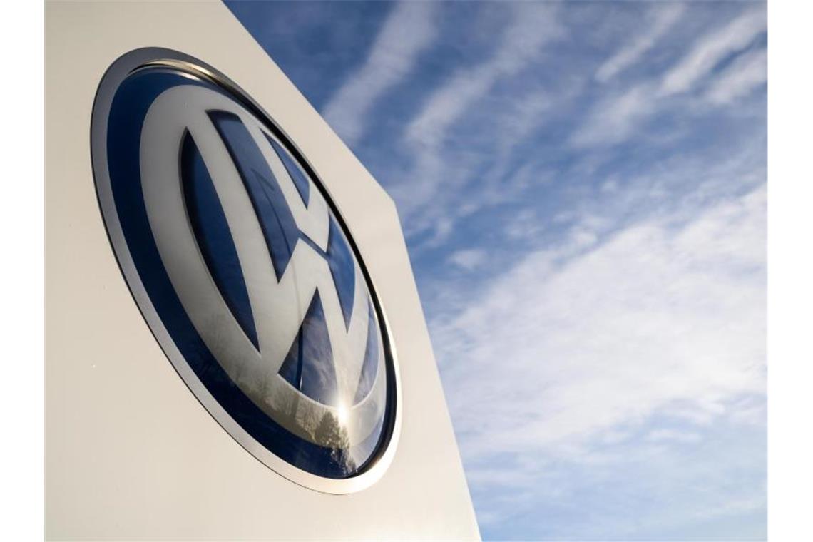 Auf dem Gelände des VW Werks steht ein Logo von Volkswagen. Foto: Christophe Gateau/dpa