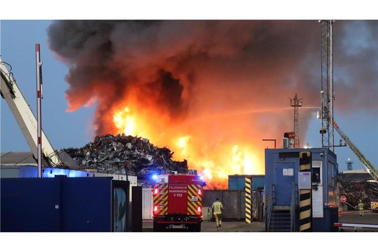 Auf dem Gelände einer Recyclingsfirma im Industriehafen löscht die Feuerwehr einen brennenden Schrotthaufen.