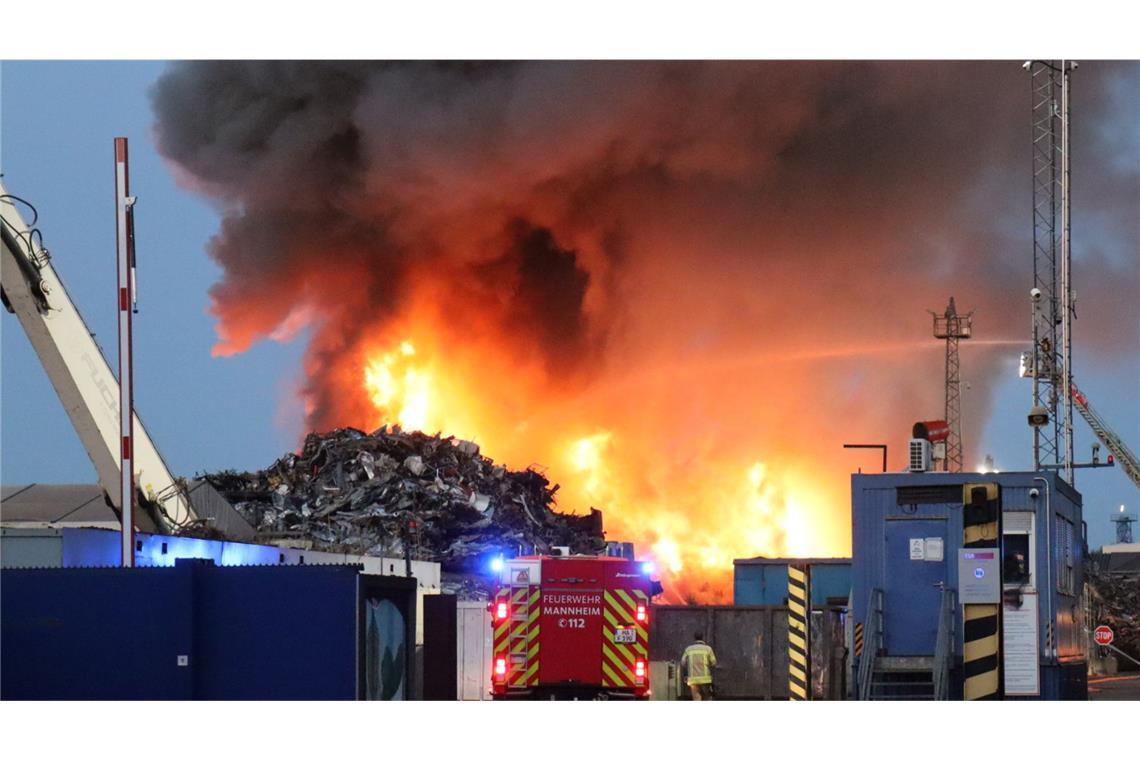Schrottplatz in Mannheimer Industriegebiet in Großbrand
