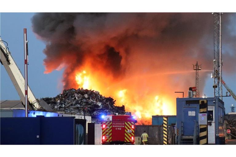 Auf dem Gelände einer Recyclingsfirma im Industriehafen löscht die Feuerwehr einen brennenden Schrotthaufen.