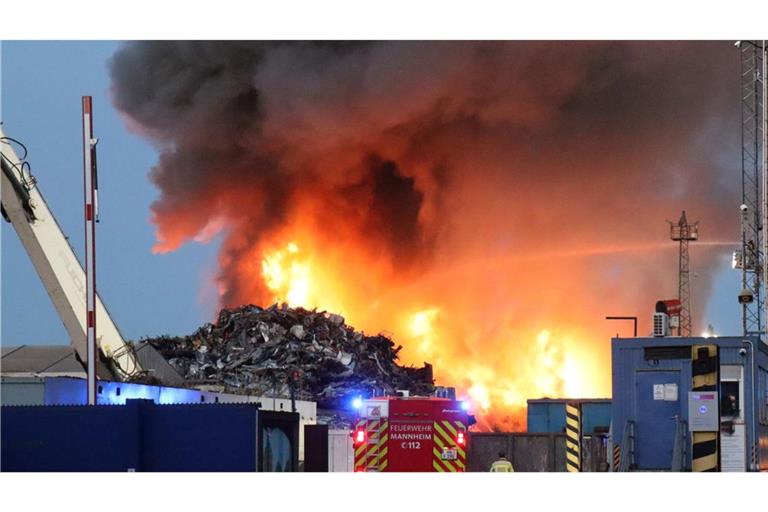 Auf dem Gelände einer Recyclingsfirma im Industriehafen löscht die Feuerwehr einen brennenden Schrotthaufen.