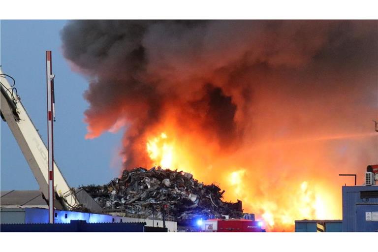 Auf dem Gelände einer Recyclingsfirma im Industriehafen löscht die Feuerwehr einen brennenden Schrotthaufen.