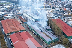 Auf dem Gelände eines alten Industriegebiet war ein Feuer in einer Lagerhalle für Stückgut aus. Foto: 7aktuell.de/Simon Adomat