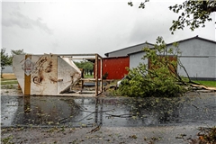 Auf dem Gelände von Holzwarth Weine in Aspach hat der Sturm mehrere Gipssilos mit Dünger umgeworfen. Foto: Dietmar van der Linden