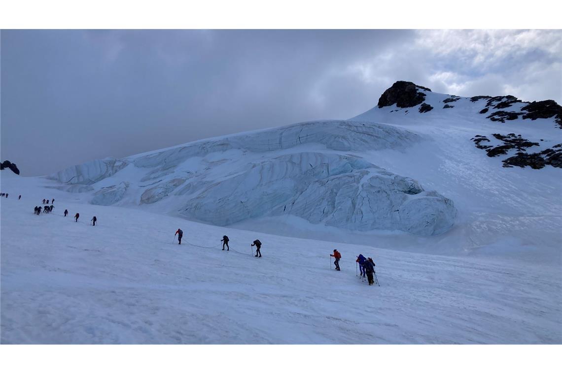 Auf dem Gletscher sind Bergsteiger angeseilt unterwegs - andernfalls drohen gefährliche Stürze in Gletscherspalten.