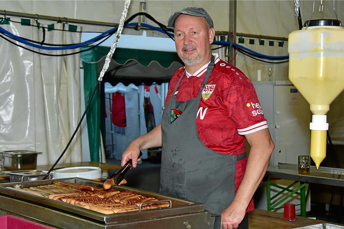Auf dem Grill liegen die Stadionwürste bereit. Die Ebersberger Pokalnacht mit Pu...