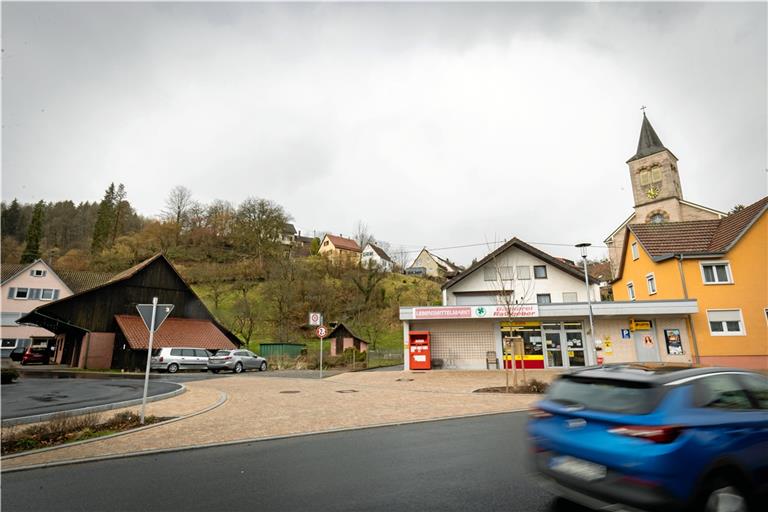 Auf dem Grundstück neben dem Einkaufsmarkt, am Fuße des Hanges, steht aktuell eine Scheune. Sie soll abgerissen werden, damit auf der Fläche zwei Mehrfamilienhäuser mit jeweils acht Wohnungen gebaut werden können. Foto: A. Becher