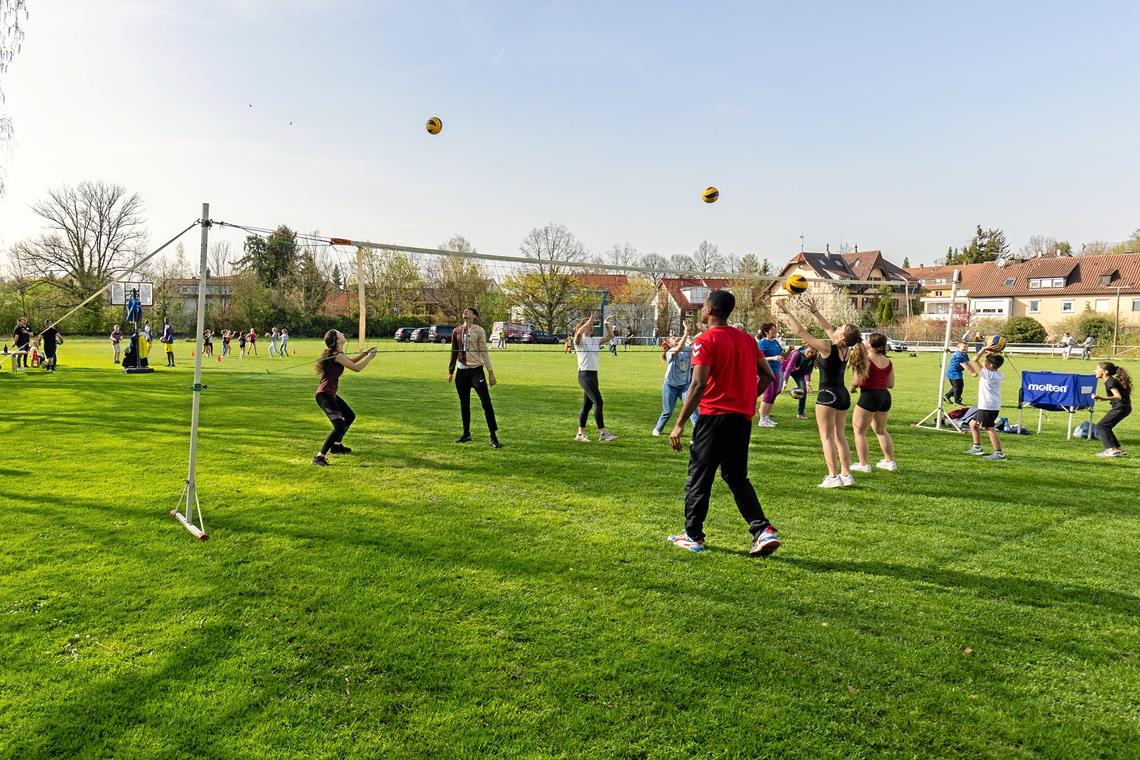Trubel, Eifer, Spaß und eine große Resonanz Auf dem Hagenbach-Sportplatz war viel los. Zahlreiche Kinder und Jugendliche aus der Ukraine und auch aus anderen Ländern tummelten sich beim Sporttag für Geflüchtete. Foto: A. Becher