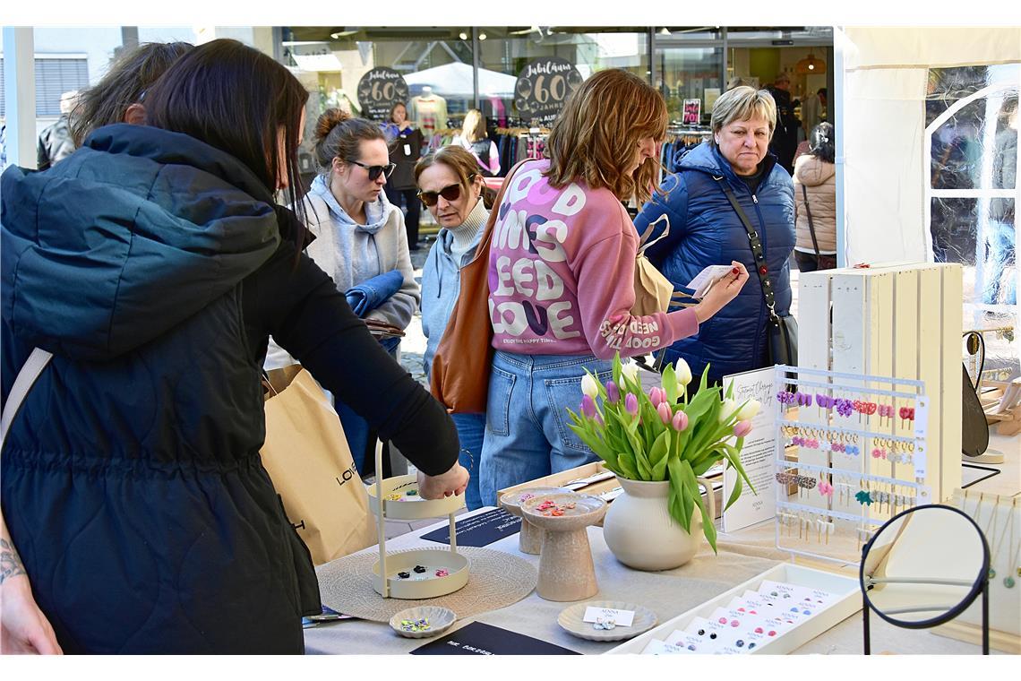 Auf dem Handwerkermarkt wird Schmuck angeboten. Auch Workshops zum Selbermachen ...