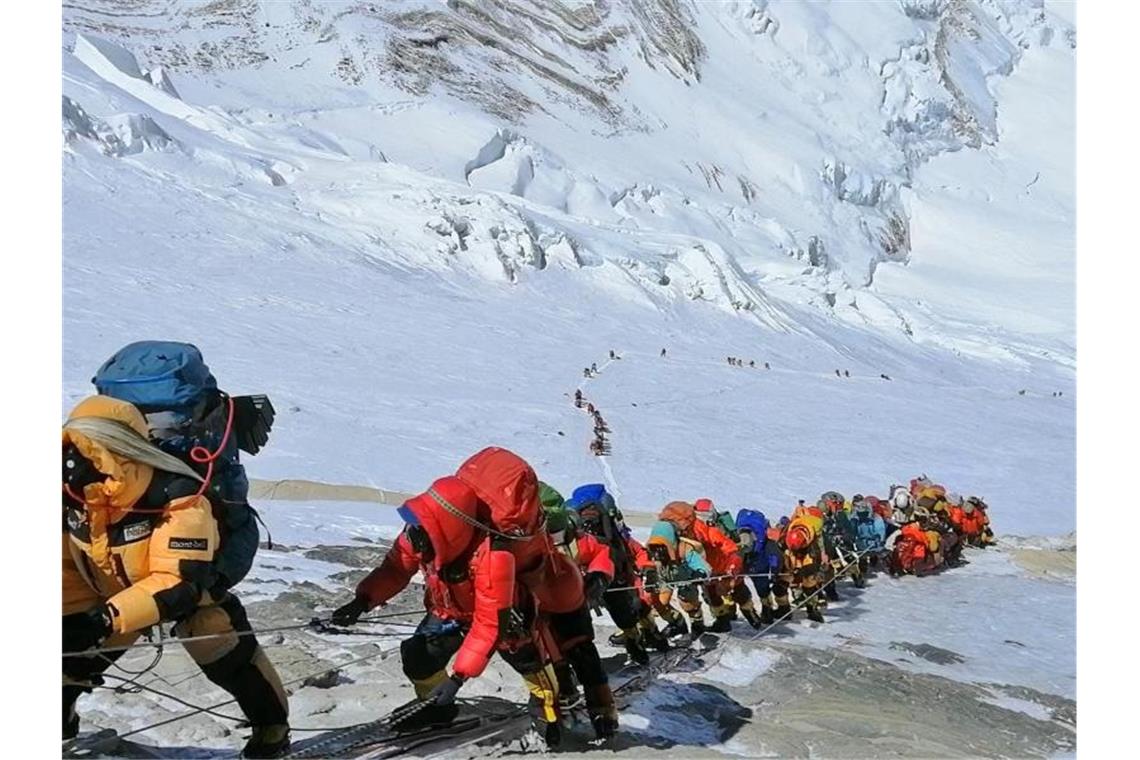 Everest-Saison fällt aus - Sherpas in Not Auf dem höchsten Berg der Erde, dem Mount Everest, wird es diesen Frühling keine Staus geben. Foto: Rizza Alee/AP/dpa