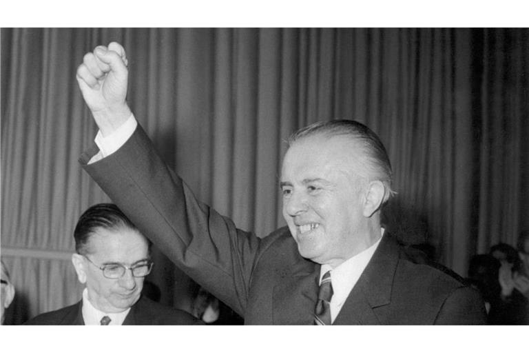 Auf dem Höhepunkt der Macht: Enver Hoxha im Jahr 1976 beim 7. Kongress der albanischen Partei der Arbeit.