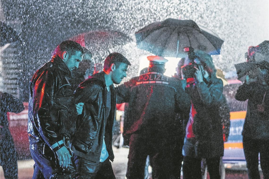 Jugendliebe mit bitterem Ende Auf dem Kaelble-Areal wurde die letzte Szene des Films „Elenore“ gedreht: Zuhälter Danny (Sandro Weinzierl) wird von der Polizei abgeführt.