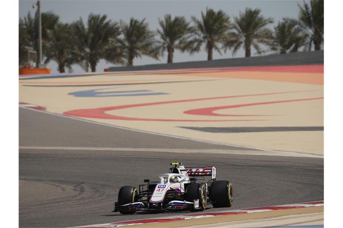 Antworten auf dem Asphalt - Bahrain beendet das Rätseln Auf dem Kurs von Bahrain gibt es die ersten Hinweise auf die Stärke der Teams: Mick Schumacher vom Haas F1 Team auf der Strecke. Foto: Hasan Bratic/dpa