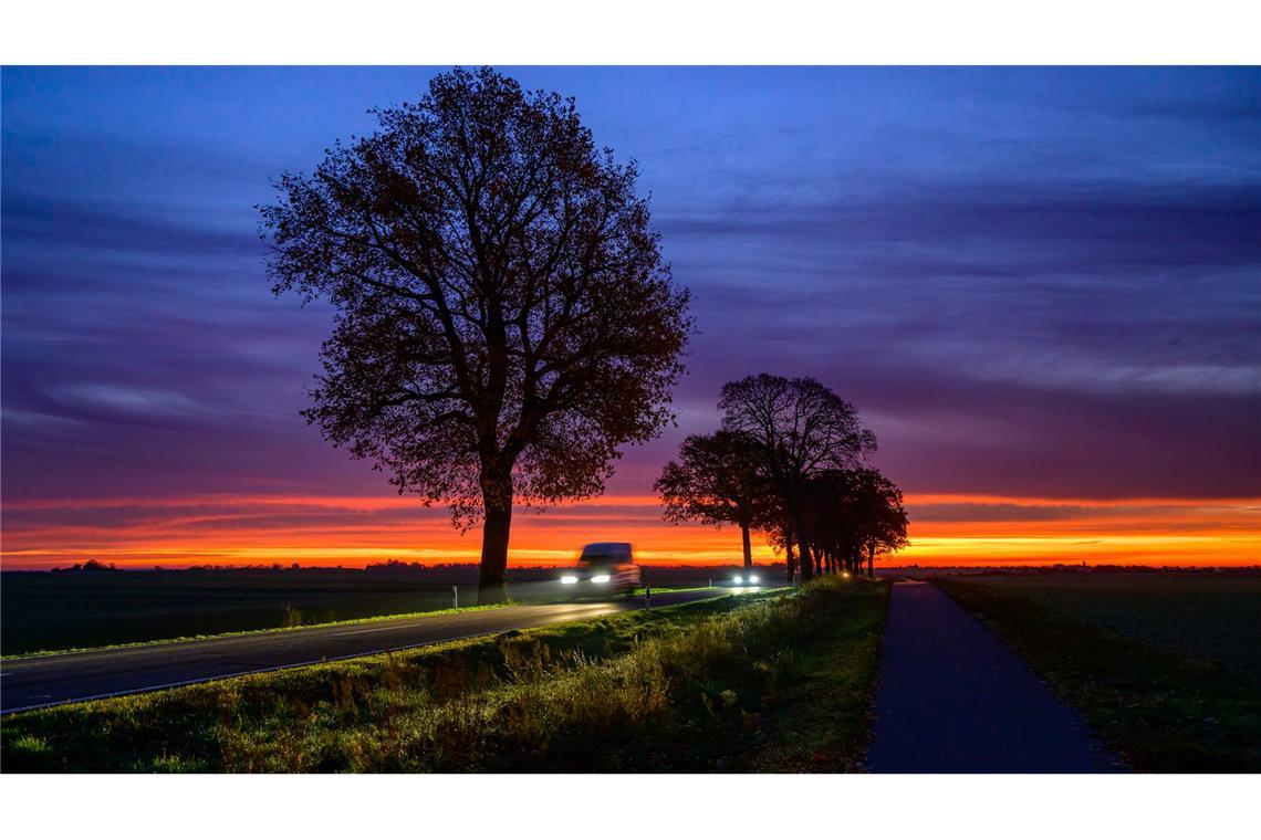 Auf dem Land sind viele auf das Auto angewiesen. (Illustration)