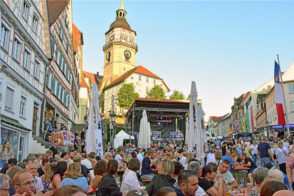 Der Live-Blog zum 53. Backnanger Straßenfest: Mit dem Zapfenstreich klingt das Fest aus Auf dem Marktplatz ist den ganzen Tag über einiges geboten. Foto: Tobias Sellmaier