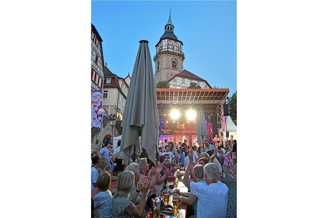 Auf dem Marktplatz sorgt die Band Partymaschine für Stimmung.