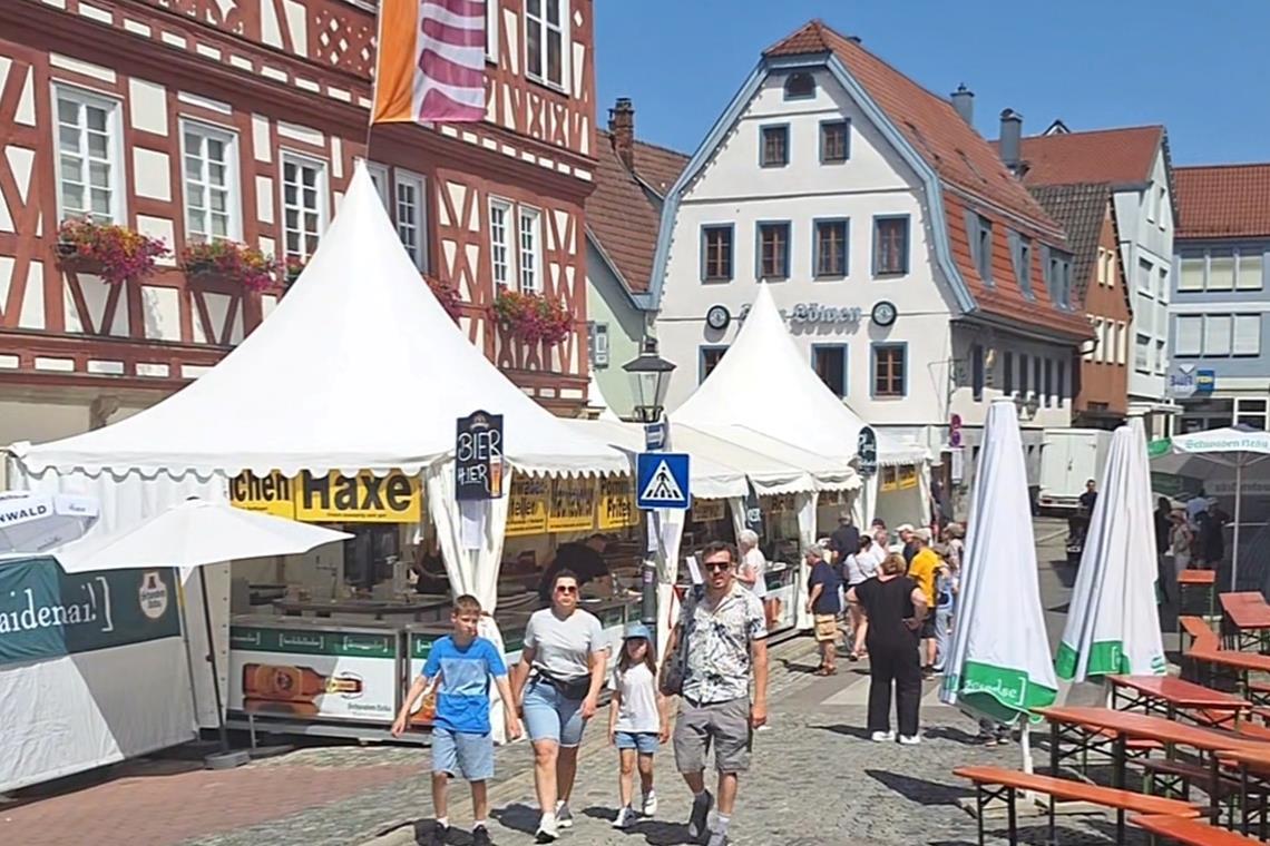 Auf dem Marktplatz warten Blasmusik und eine gegrillte Wurst auf die Besucher.