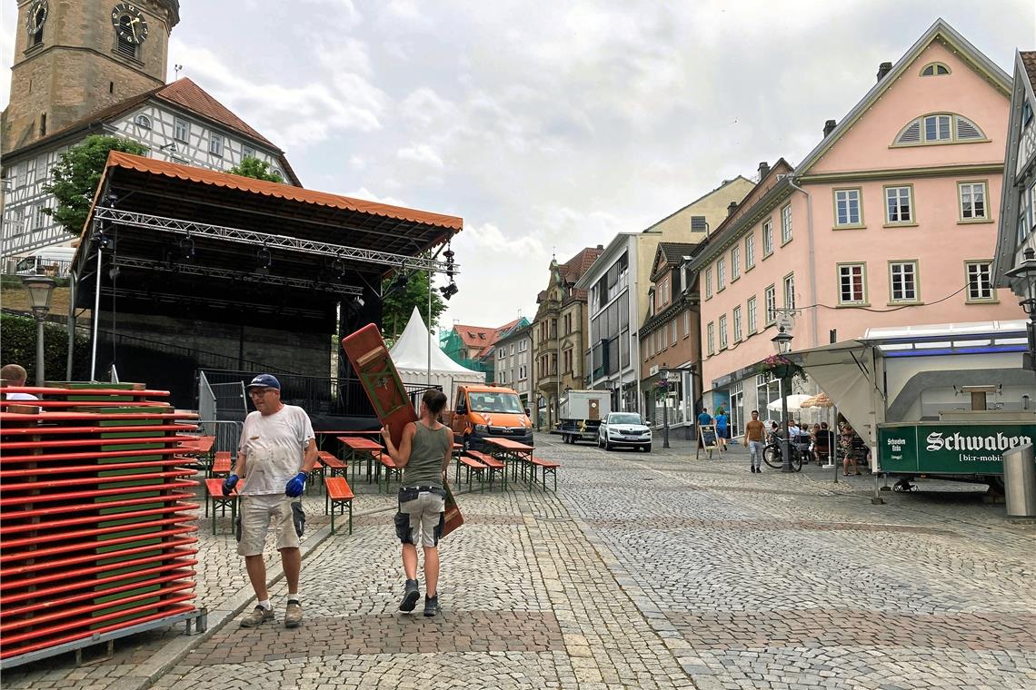 Auf dem Marktplatz werden am Donnerstagmittag die Bierbänke für die Eröffnungsfeier am Freitagabend aufgestellt. Foto: privat