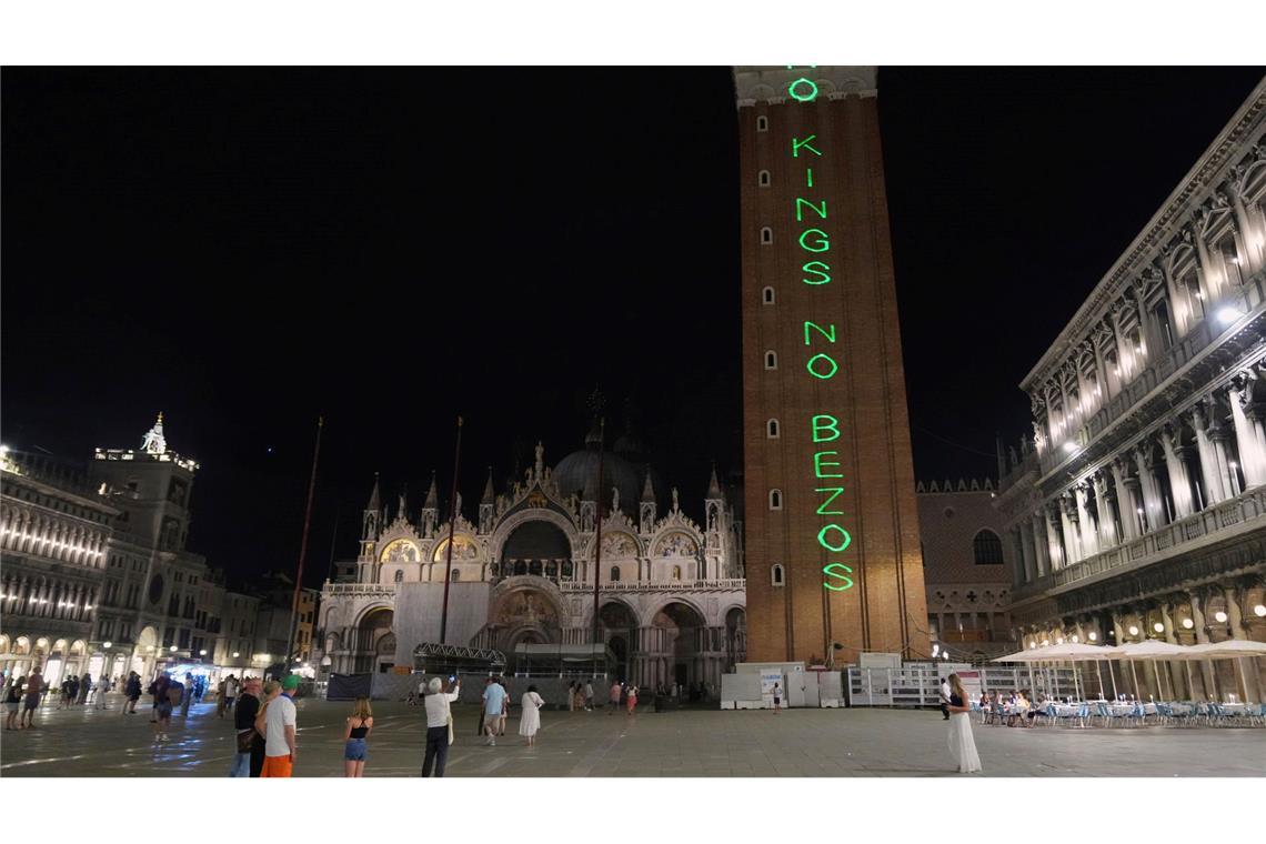 Die große Show: Bezos heiratet in Venedig Auf dem Markusturm steht groß: "No Kings no Bezos" ("Keine Könige, kein Bezos").