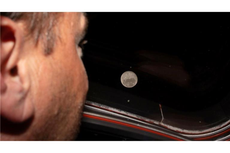 Auf dem Mond gibt es jetzt einen Krater, der nach der gestorbenen Ehefrau von Astronaut Wiseman benannt ist.