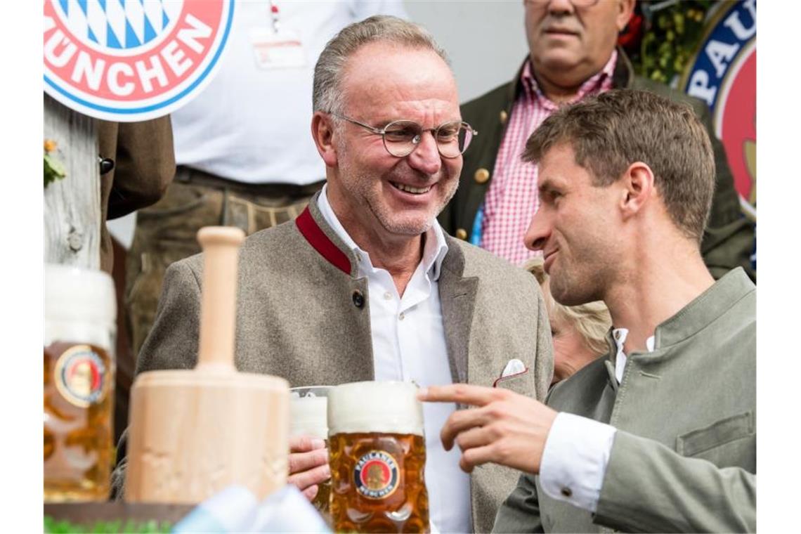 Auf dem Münchener Oktoberfest hatten Karl-Heinz Rummenigge (l) und Thomas Müller bereits wieder bessere Laune. Foto: Matthias Balk/dpa