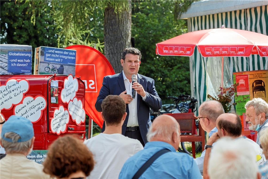 Auf dem namensgebenden roten Stuhl hielt es Hubertus Heil beim SPD-Sommergespräch nicht, er diskutierte angeregt mit den Besuchern zu verschiedenen Themen – über die Pflegeversicherung bis hin zu den Coronamaßnahmen. Foto: J. Fiedler