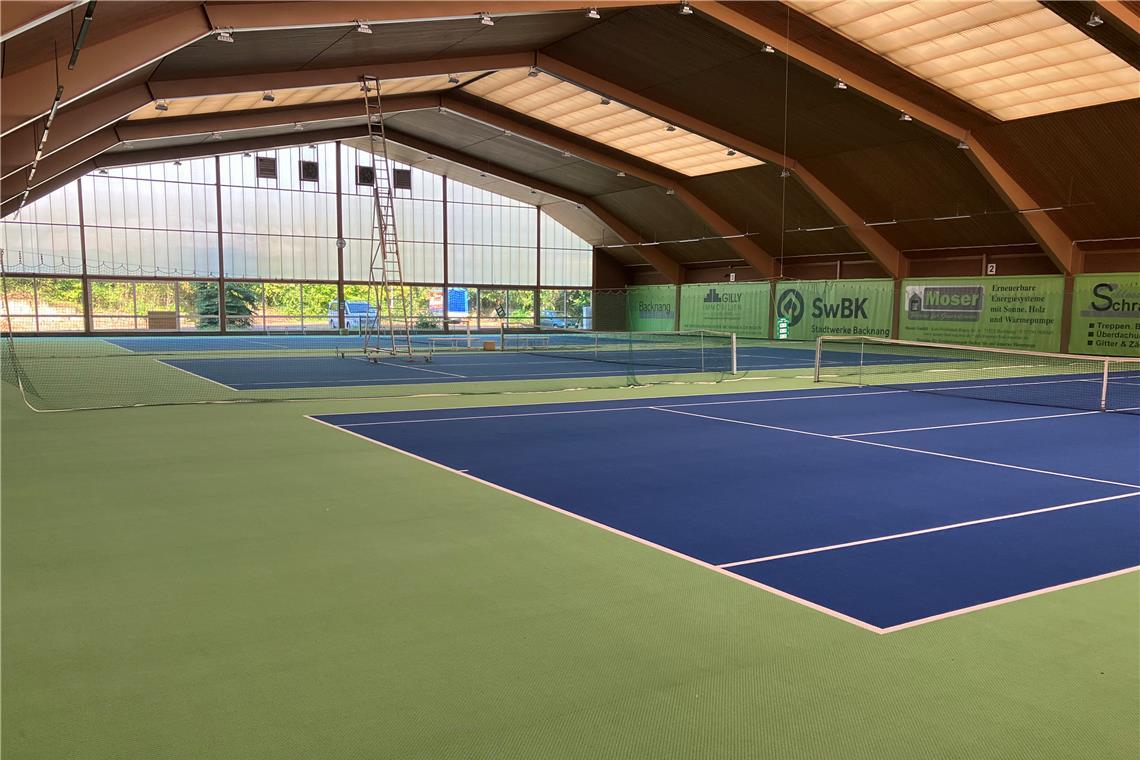 Auf dem neuen Teppichboden der Tennishalle ist noch nicht gespielt worden. Jetzt muss er erst einmal abgedeckt werden. Fotos: Lars Laucke