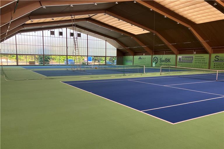 Auf dem neuen Teppichboden der Tennishalle ist noch nicht gespielt worden. Jetzt muss er erst einmal abgedeckt werden. Fotos: Lars Laucke