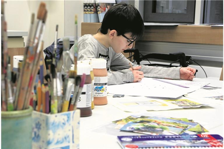 Auf dem Papier entsteht eine Welt: Kunsttherapie für junge Patientinnen und Patienten der Psychosomatik in der Kinderklinik. Fotos: Palmizi