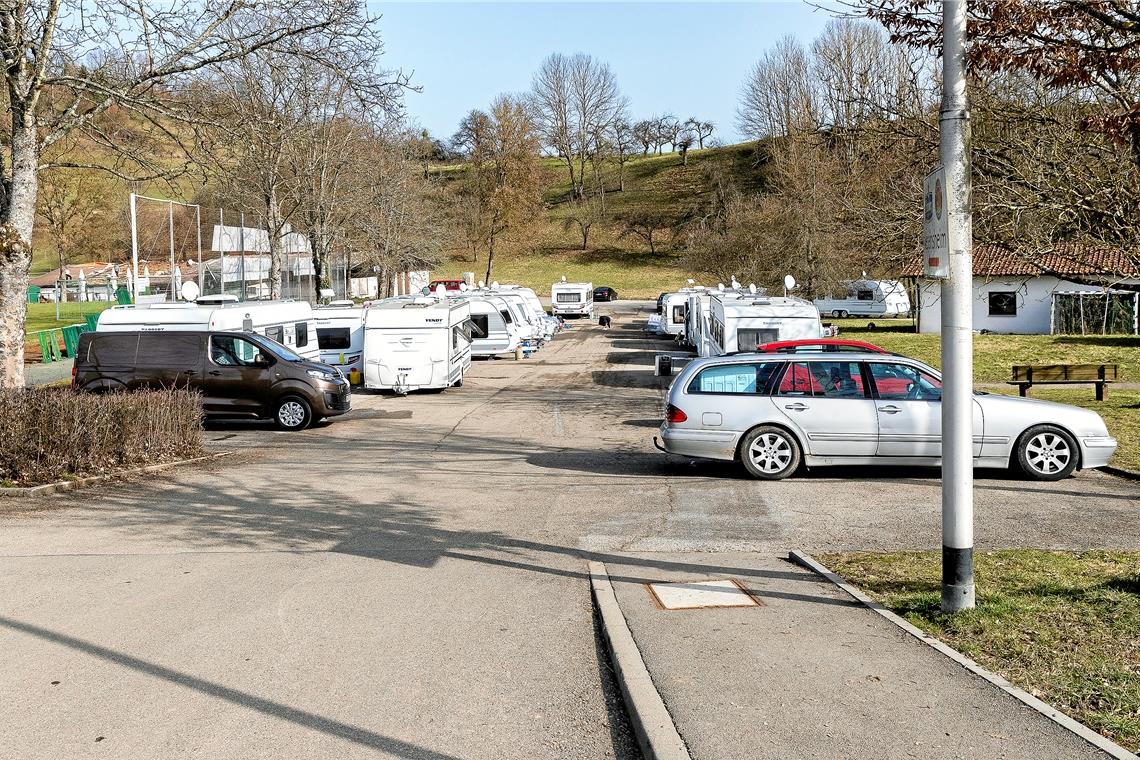 Auf dem Parkplatz der Sportanlage Rohrbachtal hat eine Gruppe französischer Landfahrer ihre Zelte aufgeschlagen. Einem Oppenweiler Anwohner passt das nicht. Foto: J. Fiedler