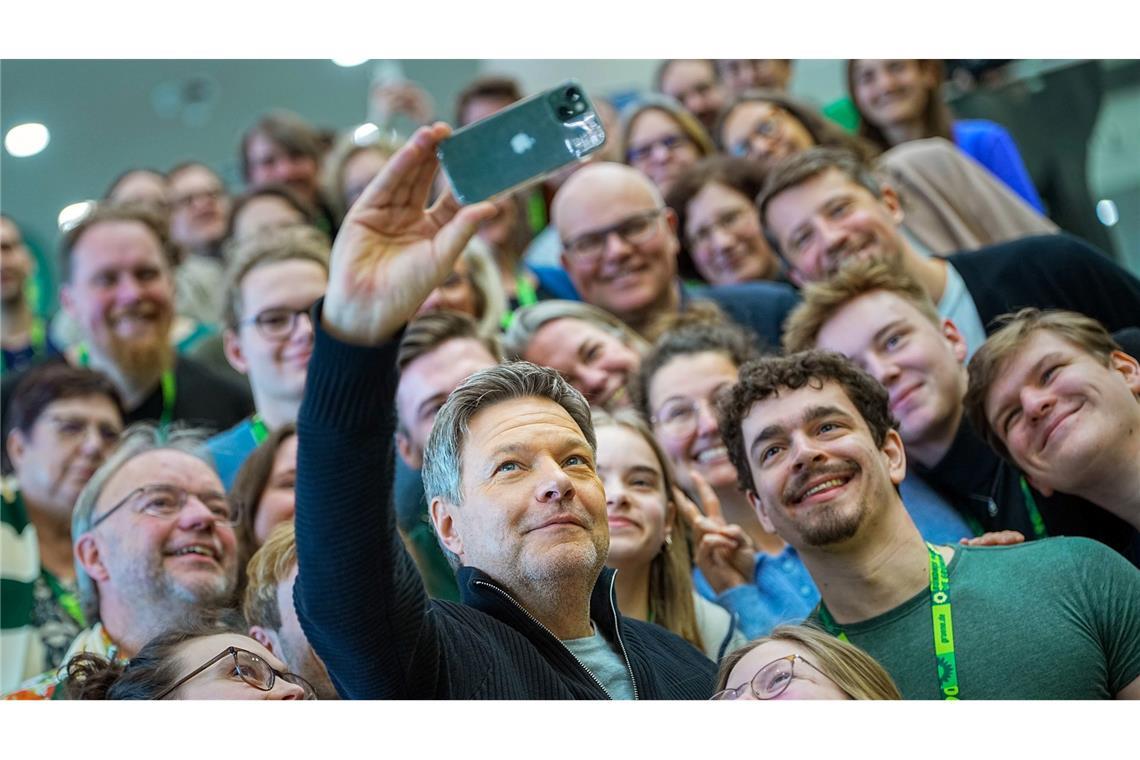 Grüne wollen Böllerverbot und 15 Euro Mindestlohn Auf dem Parteitag findet Robert Habeck, Bundesminister für Wirtschaft und Klimaschutz und Kanzlerkandidat der Grünen, Zeit für ein Selfie mit Delegierten aus seinem Heimatverband Schleswig-Holstein.