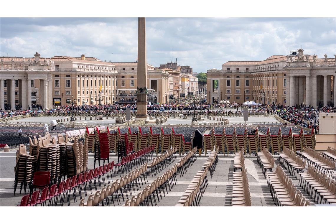 Auf dem Petersplatz laufen die Vorbereitungen für das große Requiem.