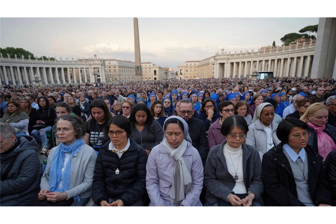 Welt trauert um Papst Franziskus als "Mann des Friedens" Auf dem Petersplatz waren die Gläubigen in Trauer vereint.