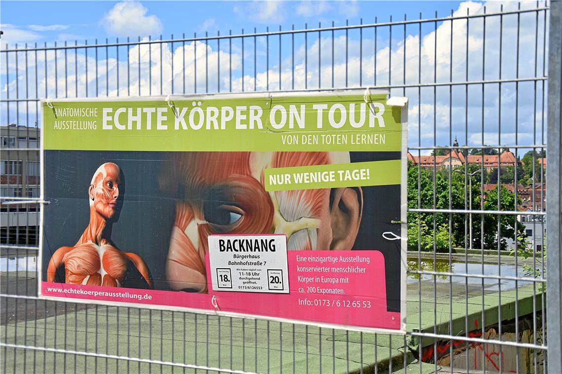 Gäste nach Körperausstellung in Backnang enttäuscht Auf dem Plakat der Ausstellung „Echte Körper“ werden viele Versprechungen gemacht, die laut Besuchern nicht eingehalten werden. Dem Fotografen wurde der Zugang vom Veranstalter verweigert.Foto: Tobias Sellmaier