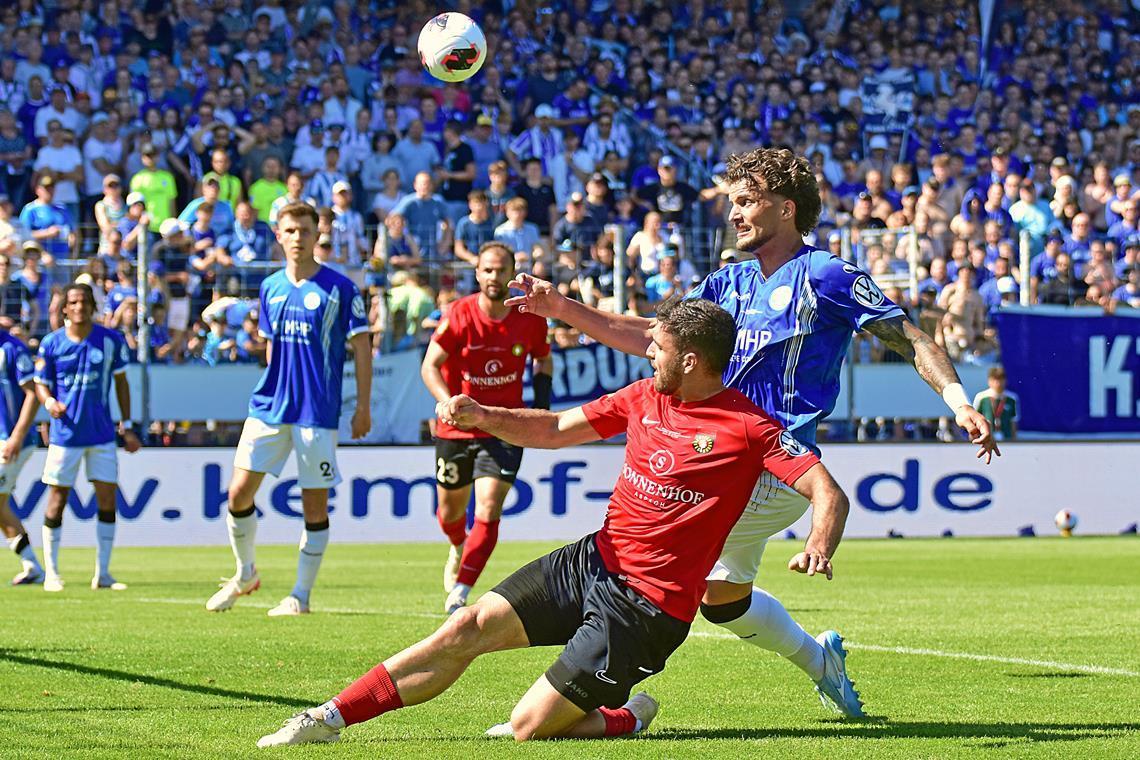 Auf dem Platz ein Kämpfer: Michael Kleinschrodt (rotes Trikot). Die Vorgänge während des Pokalspiels und den Raubüberfall nach dem Großaspacher 4:1-Sieg über die Stuttgarter Kickers hat der 30-Jährige aber bis heute noch nicht richtig verdaut. Foto: Tobias Sellmaier