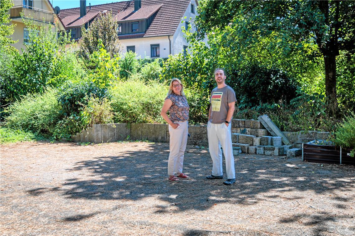 Auf dem Platz hinter dem Haus Emma planen Verena Ortmann und Jochen Schneider den „Park der Begegnung“. Foto: Stefan Bossow