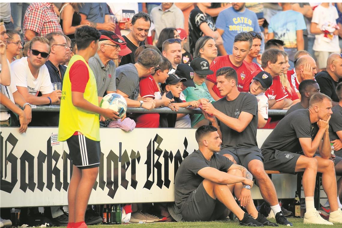 Auf dem Platz nicht gefordert, aber dafür am Spielfeldrand ständig im Einsatz: VfB-Star Mario Gomez schrieb wie seine Kollegen viele Autogramme. Foto: A. Becher