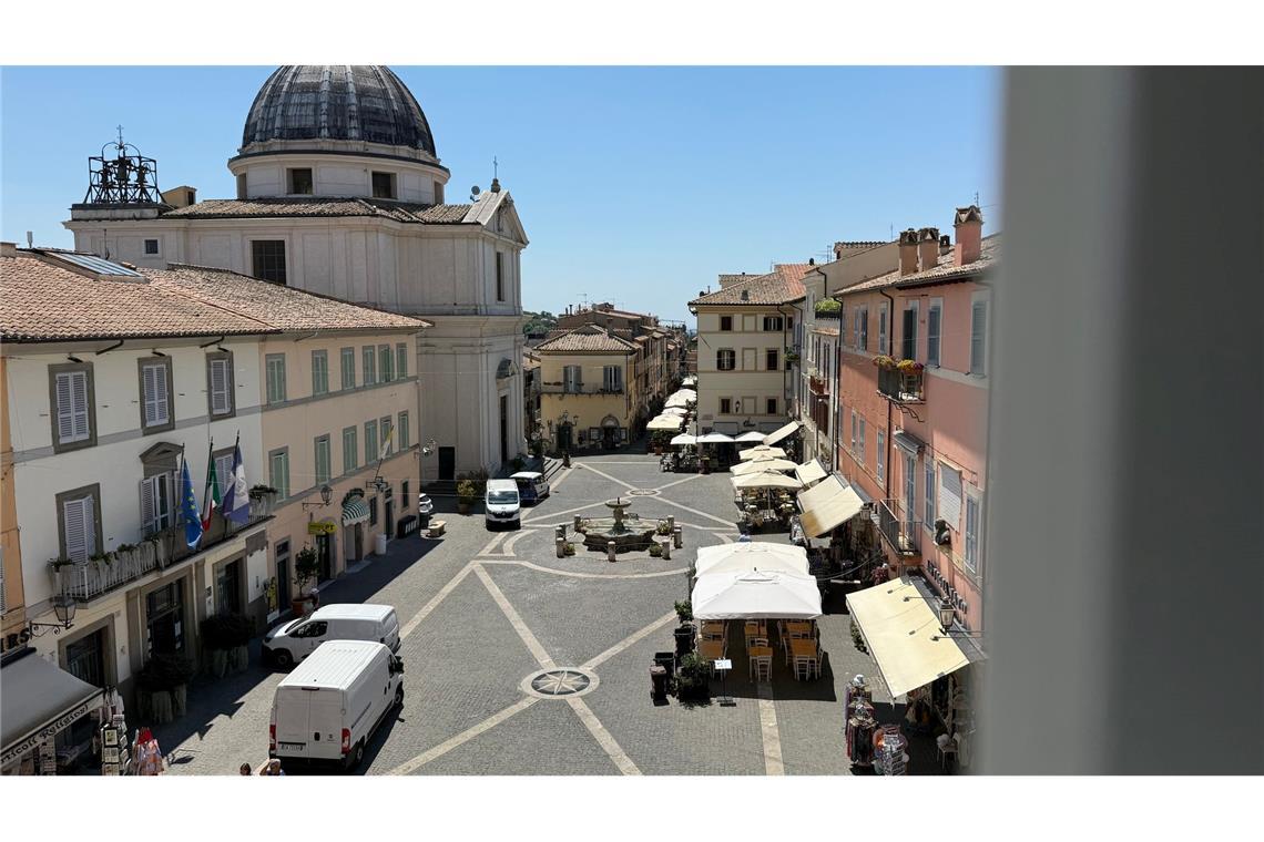Papst kehrt in Sommerresidenz Castel Gandolfo zurück Auf dem Platz vor dem Apostolischen Palast sind nur wenige Leute unterwegs.